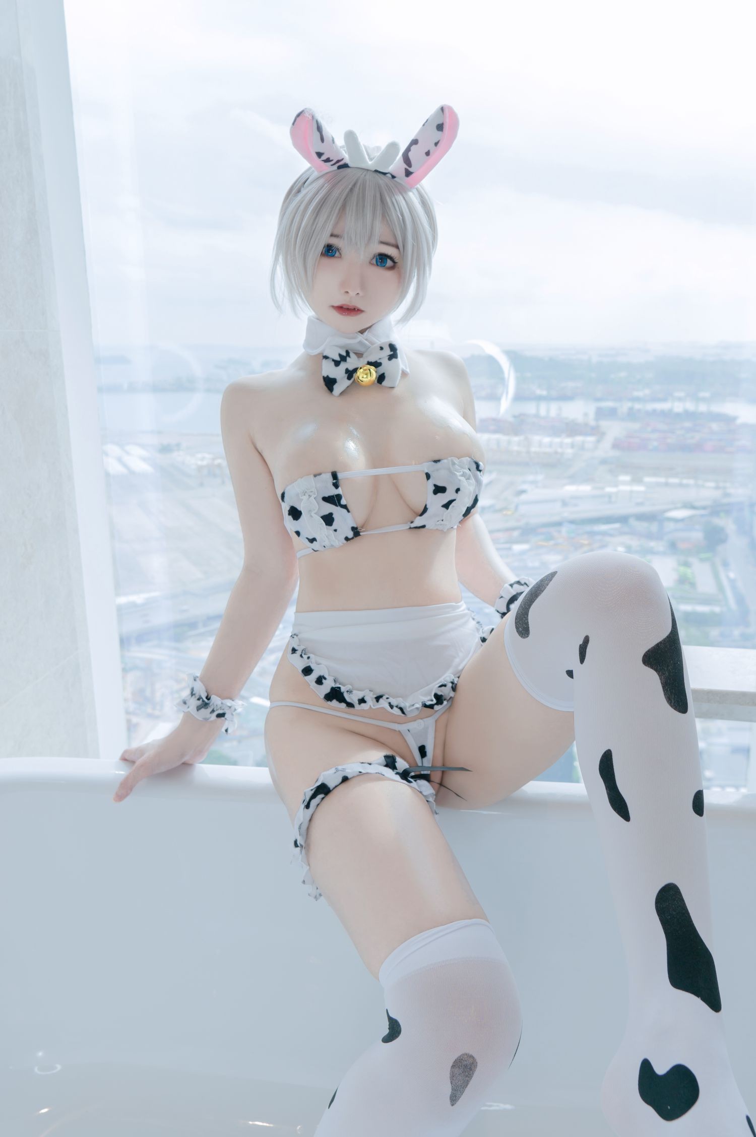 美女动漫博主 Kitkat Cosplay 9 性感Cosplay写真 Uzaki Cow Maid (12)