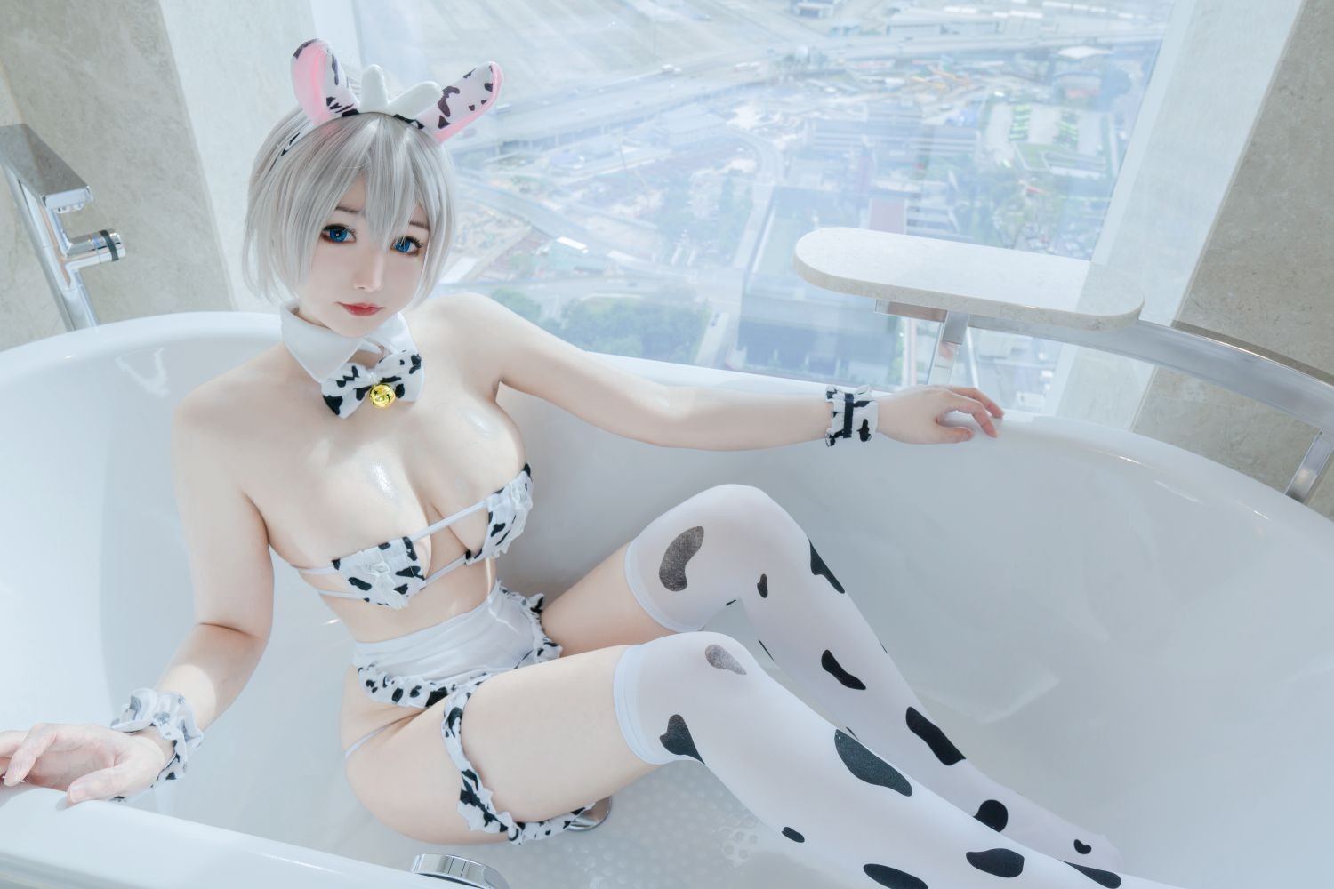 美女动漫博主 Kitkat Cosplay 9 性感Cosplay写真 Uzaki Cow Maid (17)