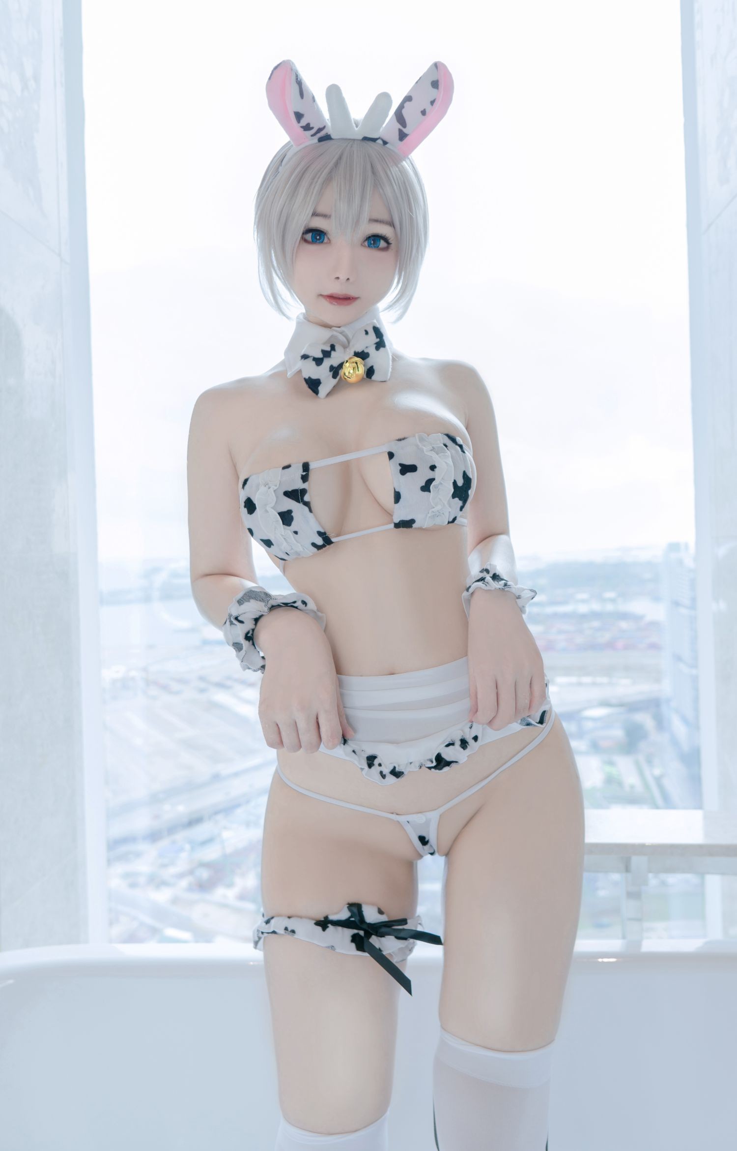 美女动漫博主 Kitkat Cosplay 9 性感Cosplay写真 Uzaki Cow Maid (2)