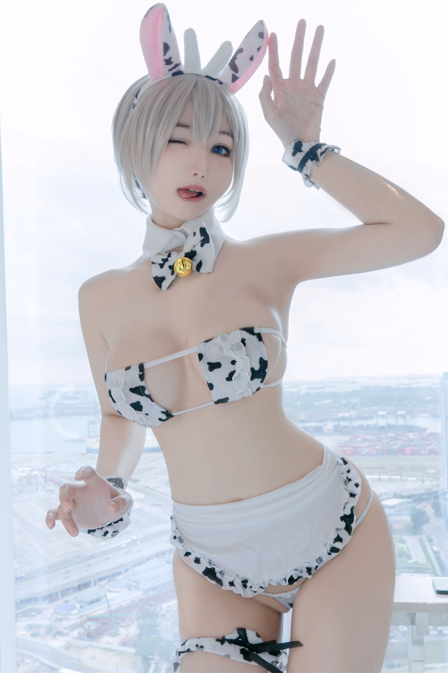 美女动漫博主 Kitkat Cosplay 9 性感Cosplay写真 Uzaki Cow Maid (1)