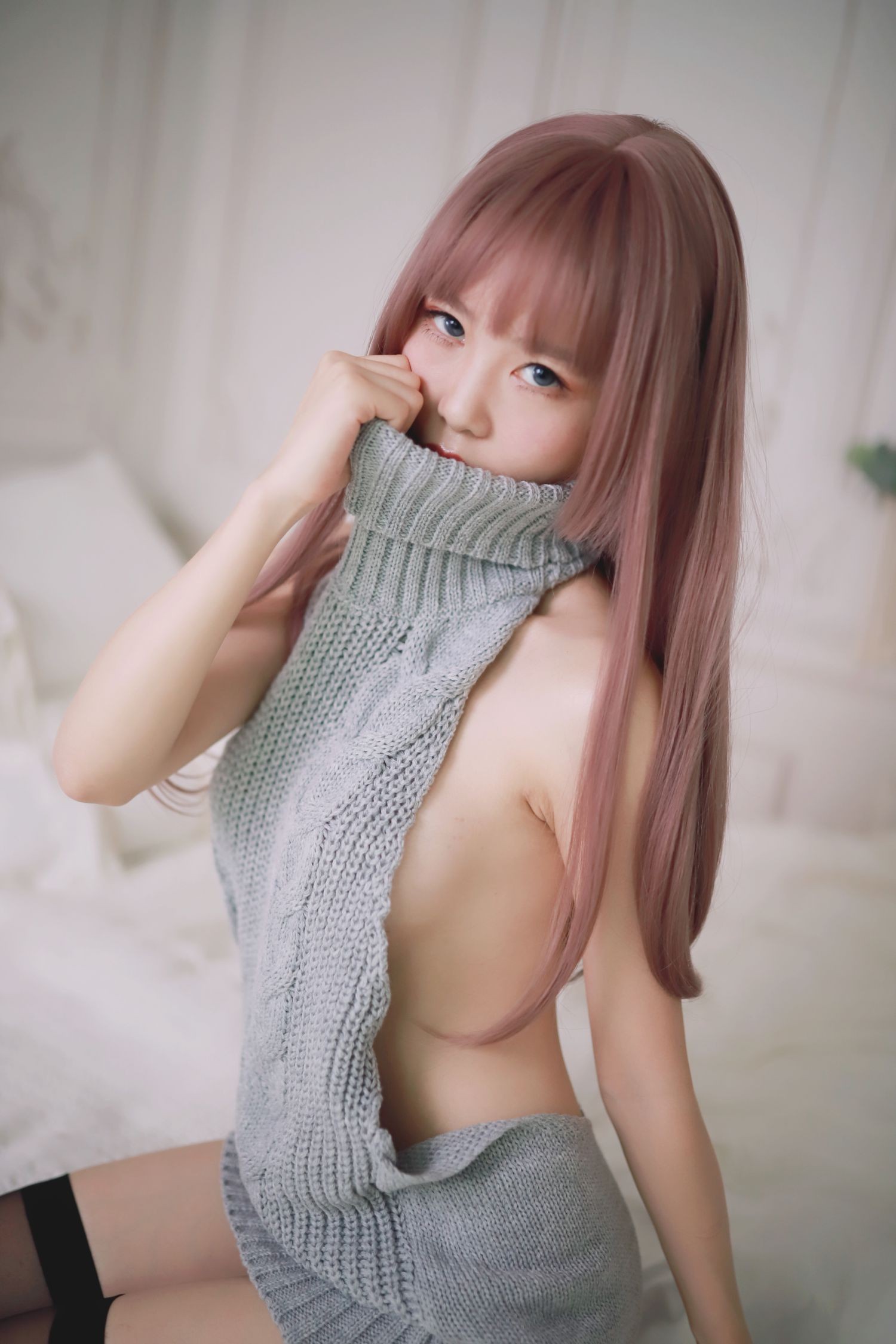 美女动漫博主抖娘利世性感Cosplay写真毛衣 (24)