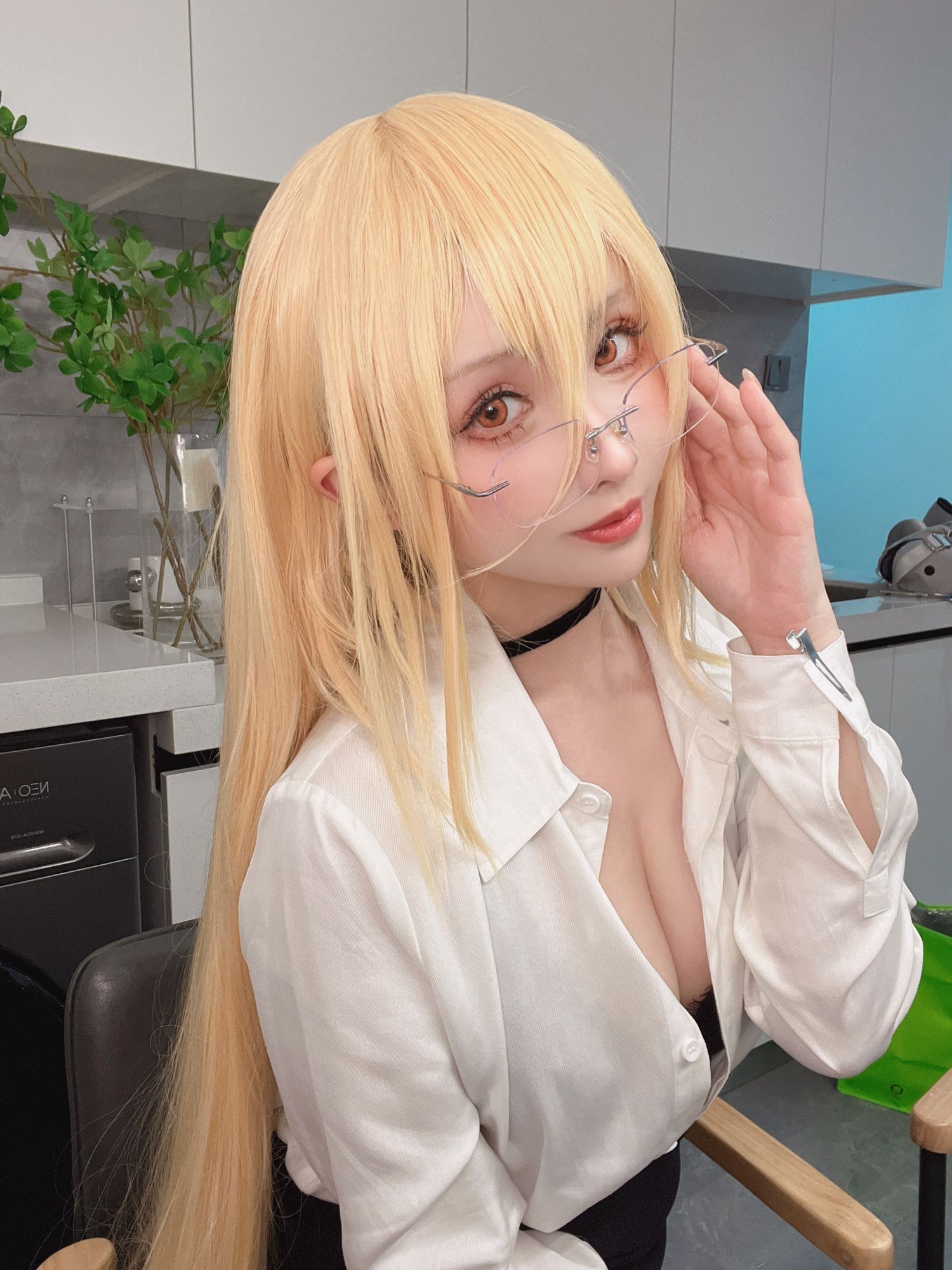 美女动漫博主rioko凉凉子性感Cosplay写真办公室的意外 (4)