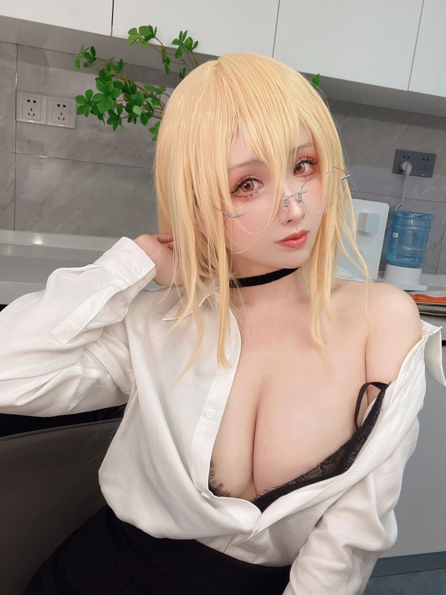 美女动漫博主rioko凉凉子性感Cosplay写真办公室的意外 (3)